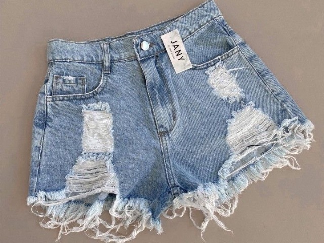 Short jeans claro rasgado .