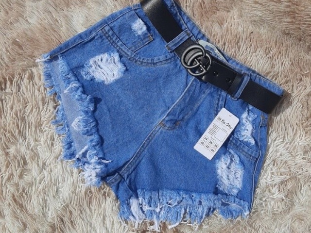 Short jeans com cinto.