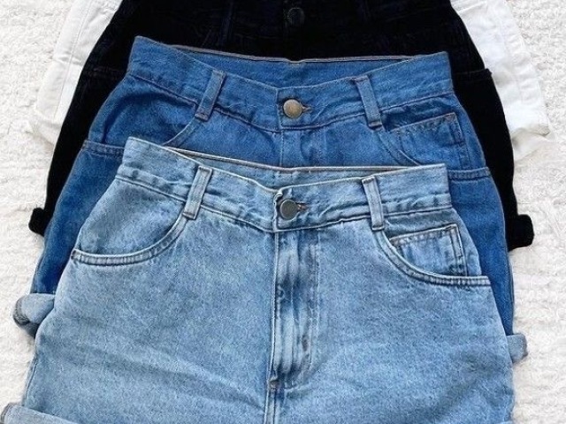 Três shorts jeans .