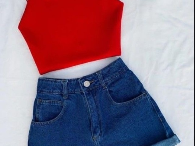 Blusa vermelha de alça e short jeans escuro .