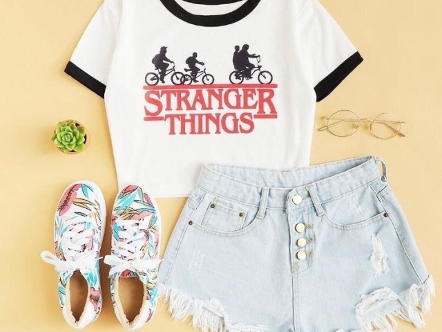 Blusa de Stranger things e short jeans rasgado claro .