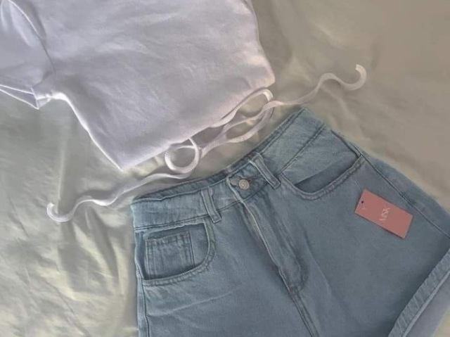 Blusa branca de amarra e short jeans claro .