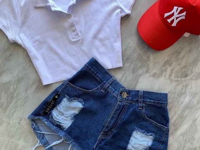 Cropped branco e short jeans .