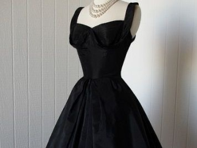 Vestido elegante preto estilo anos 90.