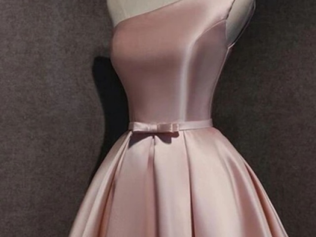 Vestido rosa curto .