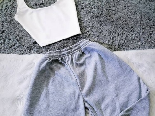 Calça moletom cinza e cropped branco .