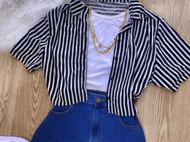 Short jeans, blusa branca e jaqueta .