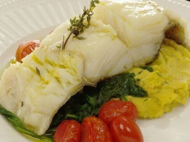 Lombo de bacalhau com espinafre e purê de grãos