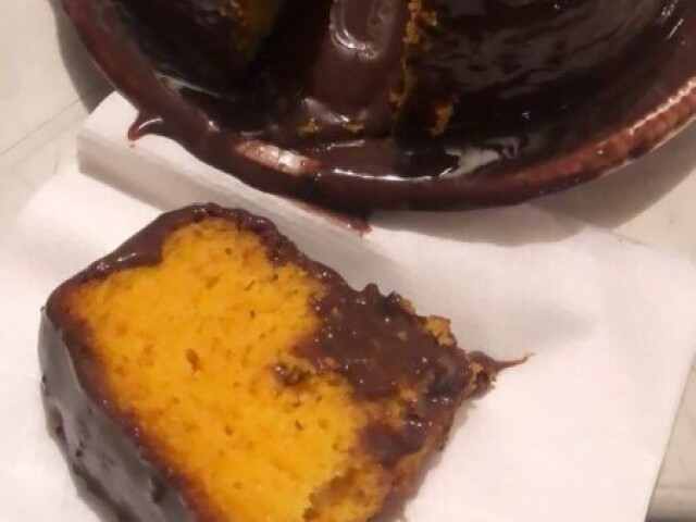 Bolo de cenoura com chocolate