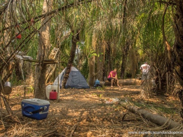 Acampamento na floresta