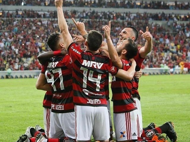 com o elenco