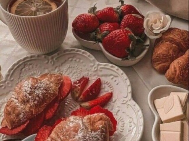 Croissant, chá/café e morangos