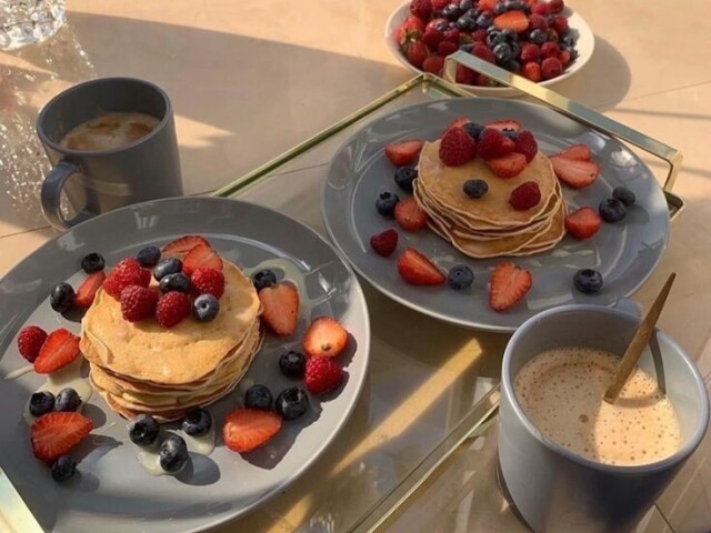 Panquecas, frutas vermelhas e café