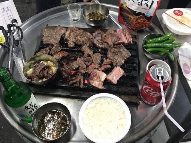 Em um restaurante com churras 😋