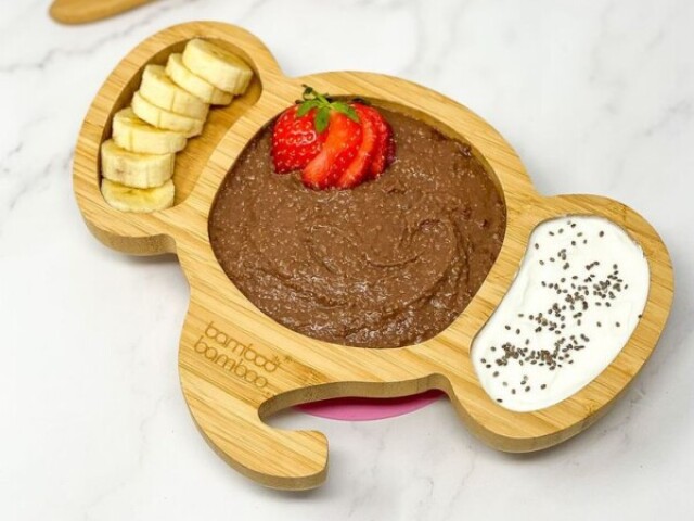 Frutas, pudim de chocolate, chia