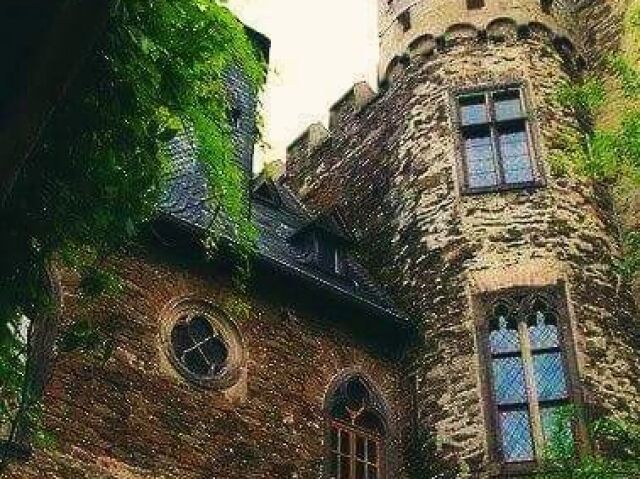 Um castelo medieval໒꒱ ⋆゚⊹