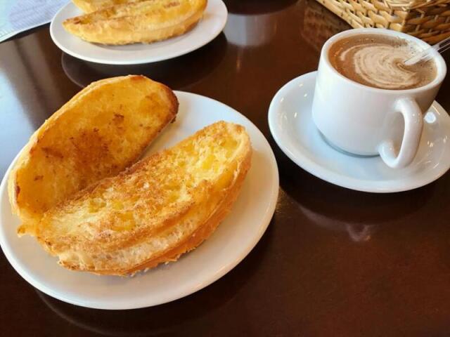 Pão com manteiga e café com leite