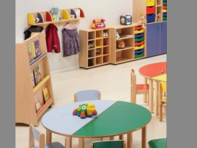 Escola colorida,cheia de brinquedos o preço e R$250,99