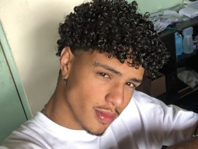 Pedro
Uau.. essa gatinha por acaso tem dono ?
Vc- não... não tem.
Pena que é muita concorrência.
Vc-vc foca quieta bem vermelha parecendo um pimentão.
Oque foi vida? Ficou com vergonha? Kkk rlx bb
Vc- vc da uma risada.