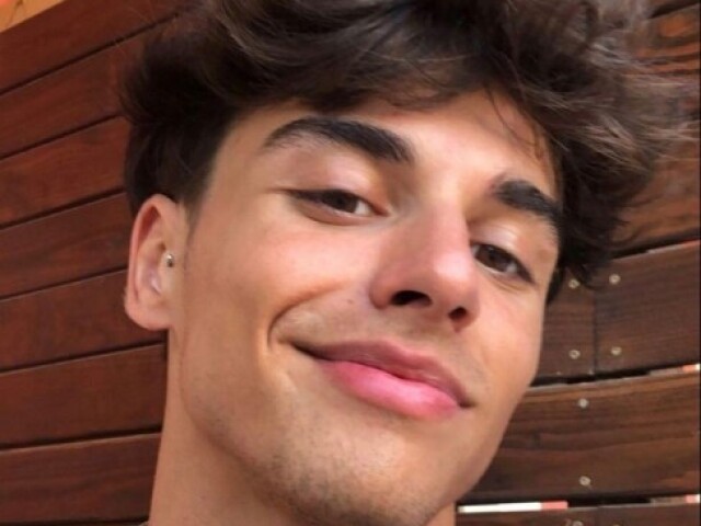 Felipe
Antes da gente ir pra algum lugar queria dizer que vc está muito linda! Como sempre
Vc- aa obrigada.
Vc curte jogar vôlei? Depois agente vai pra algum lugar comer.
Vc- não sabia que vc gostava de jogar vôlei,eu amoo faço aula 1 vez por semana. Difícil achar uma dessa em.
Vc- rir e fala vamos comer ?
Vamos kkkkkk.