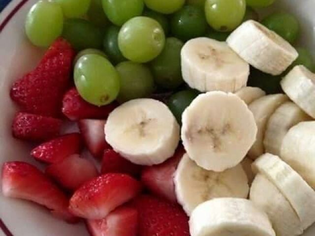 Bananas,morangos e uvas verdes-.