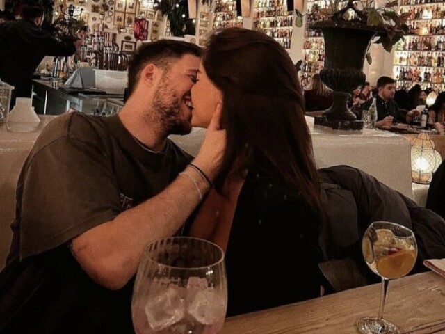 👩❤️💋👨