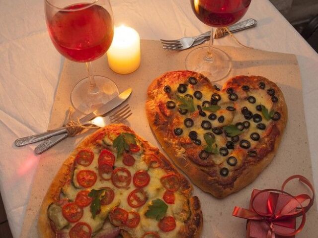 Uma pizza, bem romantico..
..~..<3