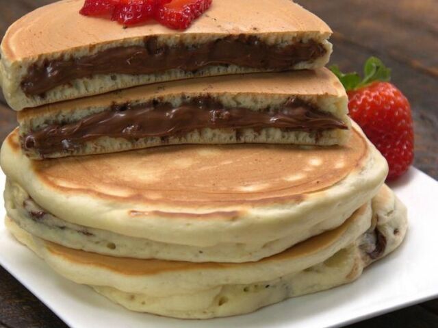 Uma panqueca recheada de chocolate com morango!🥞