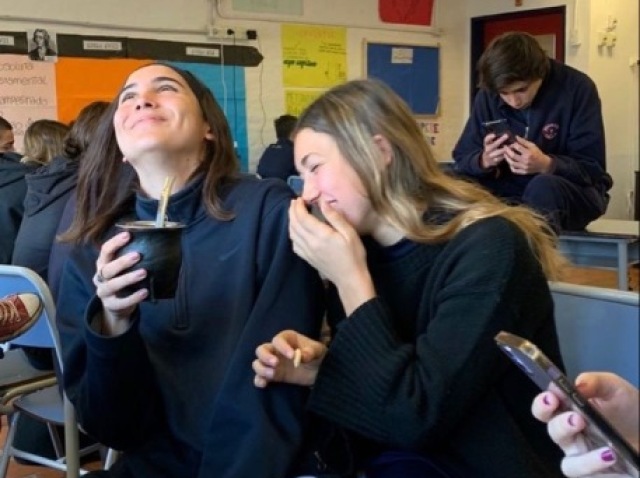 Essas duas se chamam lorena e beatriz, elas riem de tudo e de todos, elas são meio lezadas e tem dificuldade no colegio, mas são gentis e tem uma amizade onesta e linda