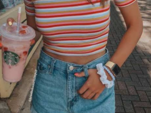 Cropped colorido e short jeans