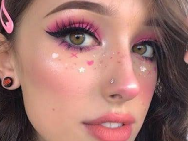 Maquiagem bem iluminada com blush adesivinhos cílios postiços delineado preto com sombra rosa e um batom bem clarinho