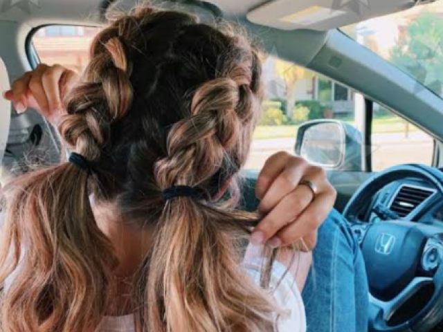 Duas tranças na raiz do cabelo e quando acaba a raiz rabo de cavalo