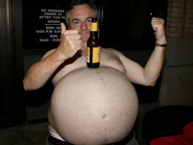 Com barriga de Cerveja