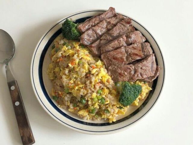 Arroz com vegetais e bife passado