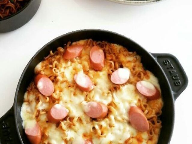 Macarrão instantâneo com salsicha