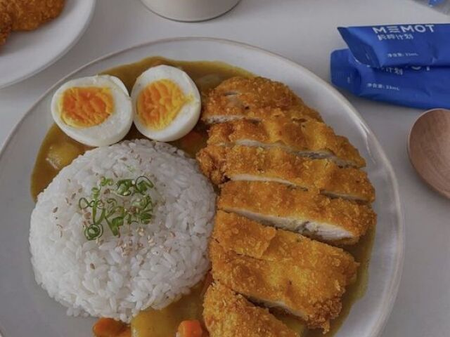 Arroz, frango empanado e ovo