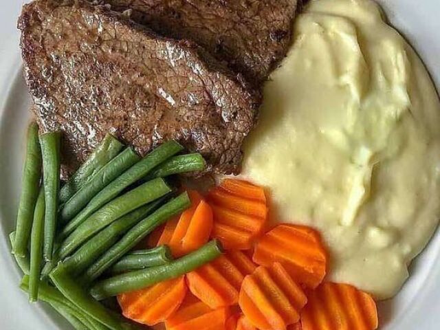 Bife, purê de batata e verduras