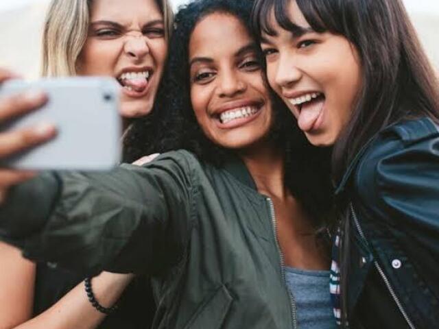 Tirar Selfies Com Os Amigos