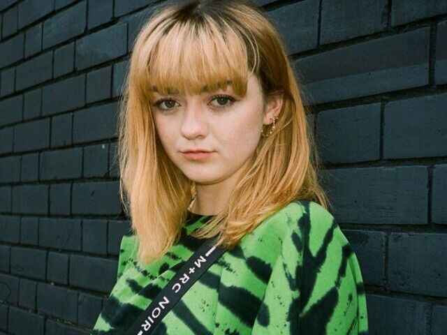 Maisie Williams.
(Pistol)