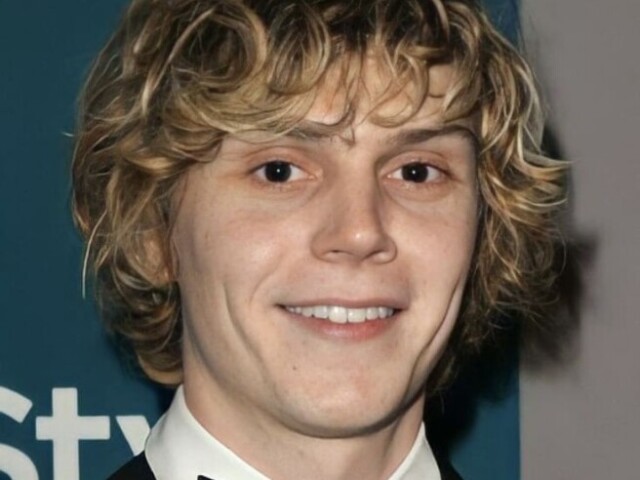 Evan Peters