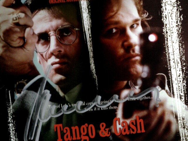 Tango & Cash, dança tango e bate o carro fazendo CASH