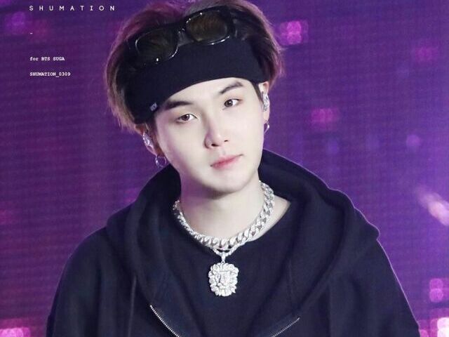 5 - Yoongi fica muito feliz quanto te vê e dá alguns sorrisos escondidos