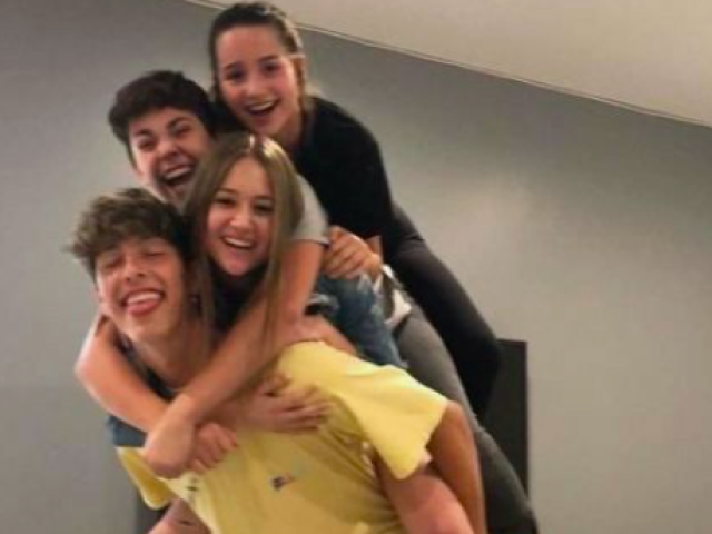 Lucas, Martina, Laura e Miguel: São ótimos amgs e iam te apoiar! iam te chamar p o grupo! bagunceiros do fundão e tiram notas medianas e baixas! boa escolha até.