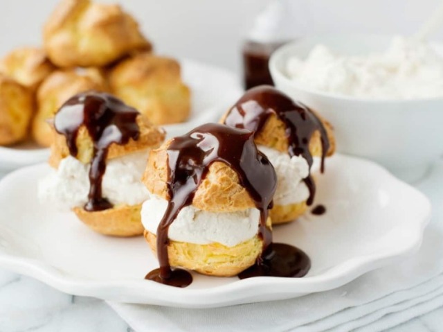 Profiteroles: até para pronunciar já precisa dar uma ajeitada na postura, sem contar que só aparece se for em ocasiões especiais