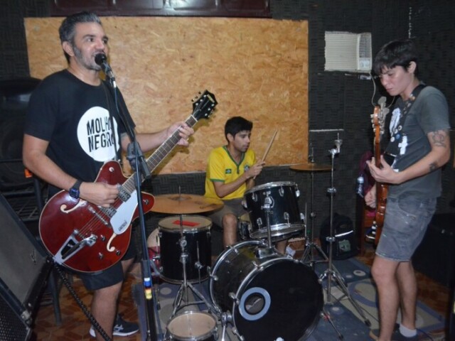 Montar uma banda de rock e tocar em barzinhos