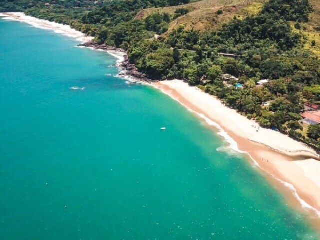 Um mar próximo ao litoral, onde frequentam turistas