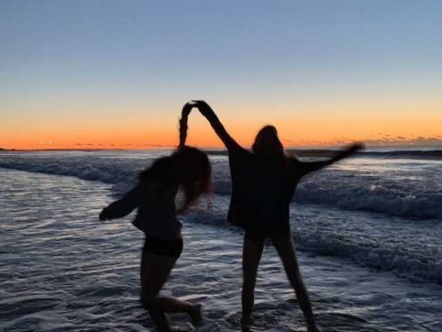 Praia com sua amiga