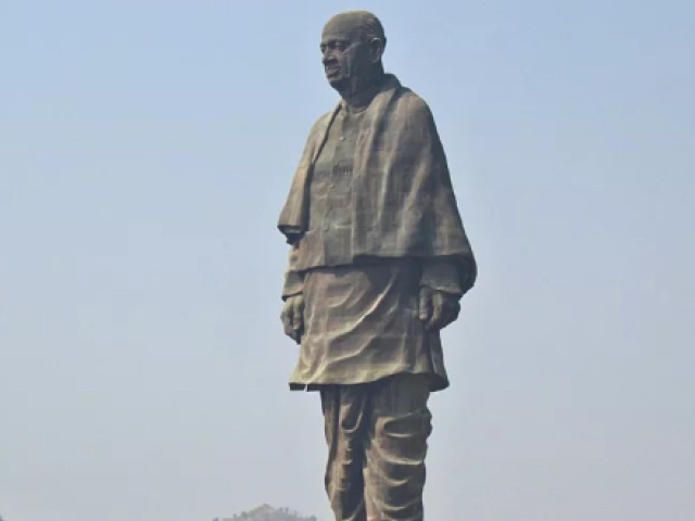 A estátua de um mago Velho que fica estranhamente piscando