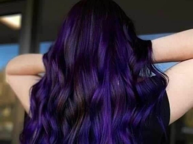 Roxo.