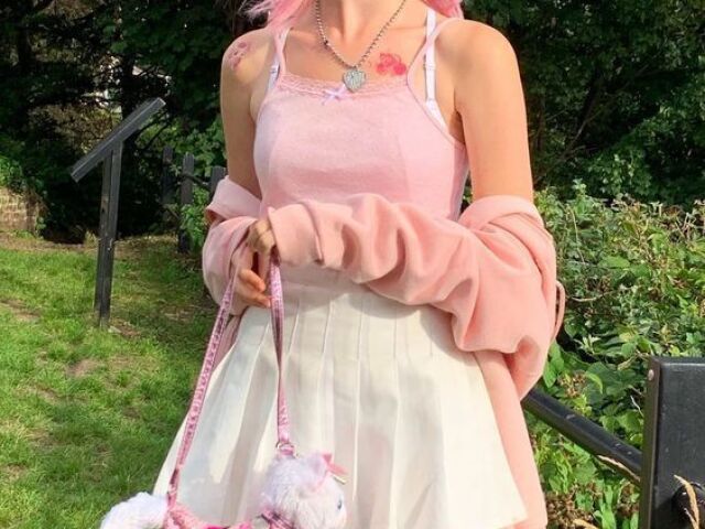 A cor pastel, o fundo, o look, a saia plissada, AAAAA! Meu deeeus! 🌸💗🧁